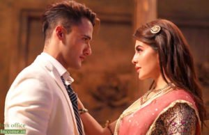 Jacqueline Fernandez and Asim Riaz’s Mere Angne Mein Crosses 30 million views! Jacqueline Fernandez and Asim Riaz's Mere Angne Mein Crosses 30 million views!