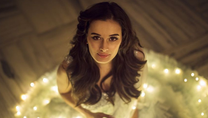 Five Seasons: Bollywood Actress Evelyn Sharma's First Book to be Released on July 12!