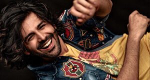 Heartthrob Kartik Aaryan is happy to bring an end to 2020 with this fun post!