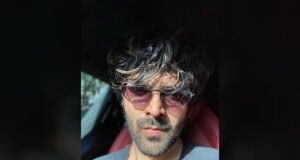 Kartik Aaryan turns up the heat on Instagram with his latest selfie; Take a look!