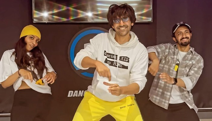 Kartik Aaryan treats his social media fam with yet another entertaining dance video