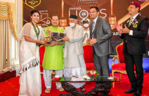 Debina Bonnerjee receives the 'Social Media Influencer' Award at the 27th Sol Lions Gold Awards 2021