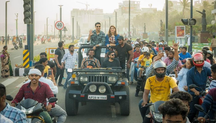 Major: Adivi Sesh experiences crazy fandom in Vizag while promoting the film!