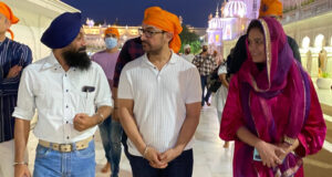 Aamir Khan visits Golden Temple in Amritsar to seek blessings for Laal Singh Chaddha!