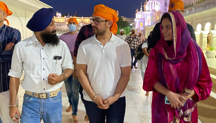 Aamir Khan visits Golden Temple in Amritsar to seek blessings for Laal Singh Chaddha!