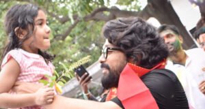 Allu Arjun celebrates Ganesh Visarjan with his daughter Arha and the team - Watch Video