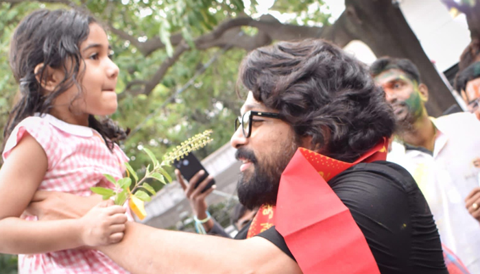 Allu Arjun celebrates Ganesh Visarjan with his daughter Arha and the team - Watch Video
