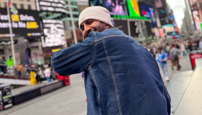 Kartik Aaryan shares glimpse from his first visit to New York; Says 'Gwalior Boy on Times Square'