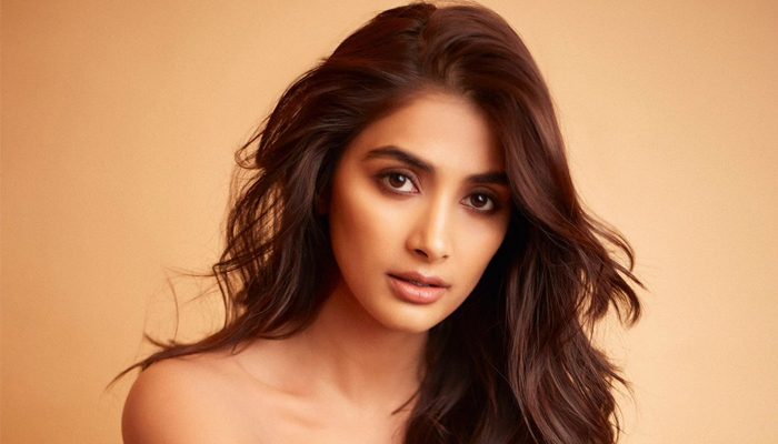 Pooja Hegde's Adorable Reaction to Paps' Rainy Season Food Question - Watch Video