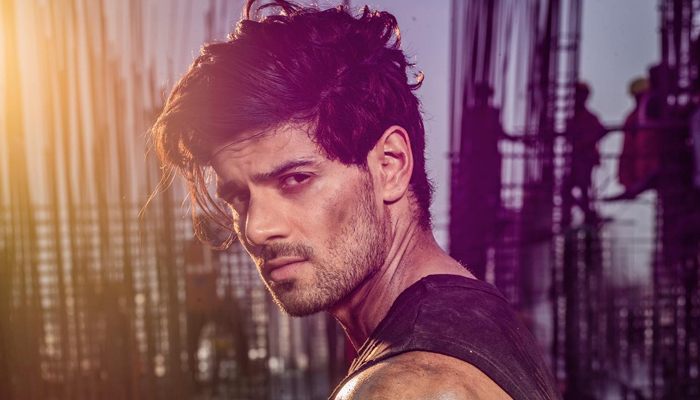 Sooraj Pancholi confirms his comeback with the recreation of the 70s classic hit 'Jaane Jaa'