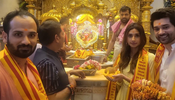 Dono: Rajveer Deol and Paloma with director Avnish Barjatya seek blessings at Siddhivinayak Temple
